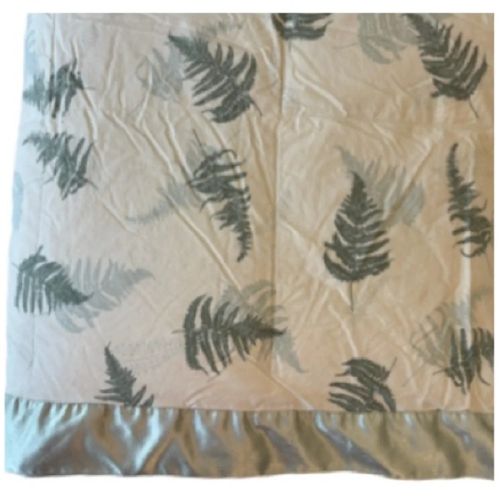 Vintage Quilt Hand Crafted Bedspread Leaf Pattern Cotton Silk Trim Cabin Green